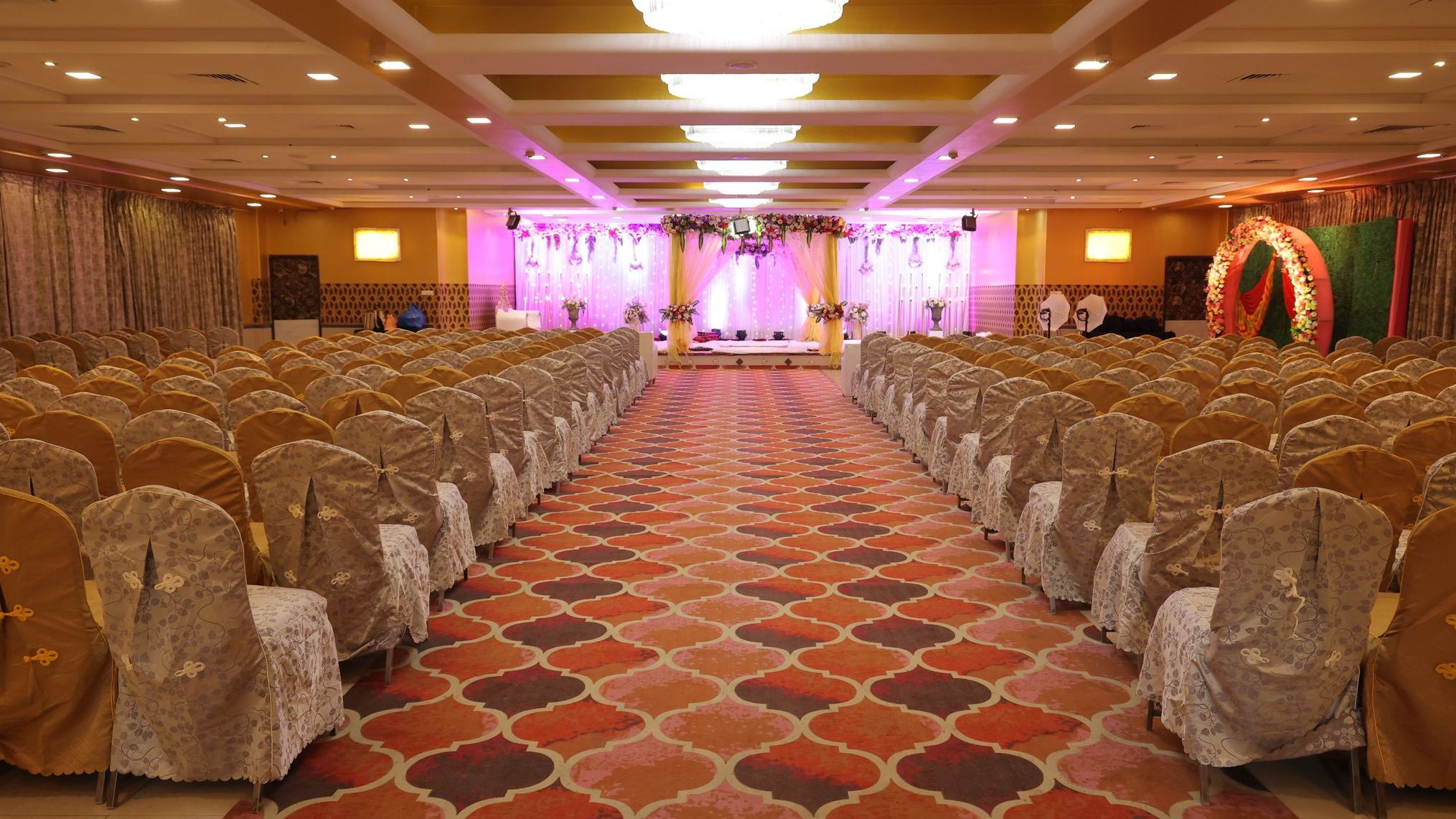 De Grandeur Hotel and Banquets, Thane